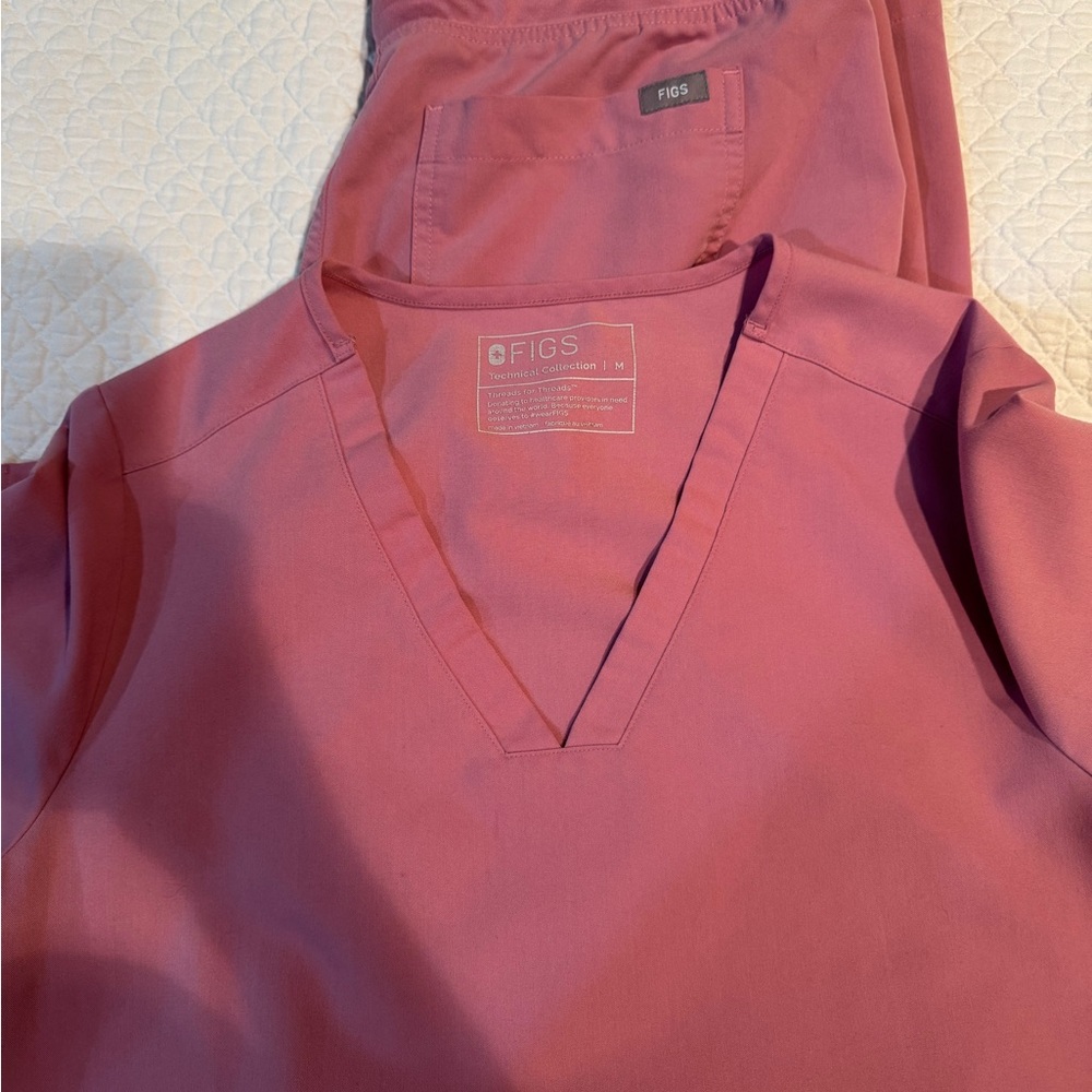 Figs Chalk Pink Scrub Set